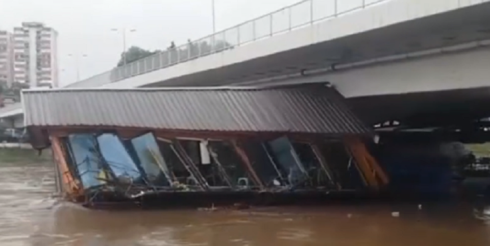 Dramatičan snimak iz Kraljeva, splav se potpuno raspao kada je naleteo na most