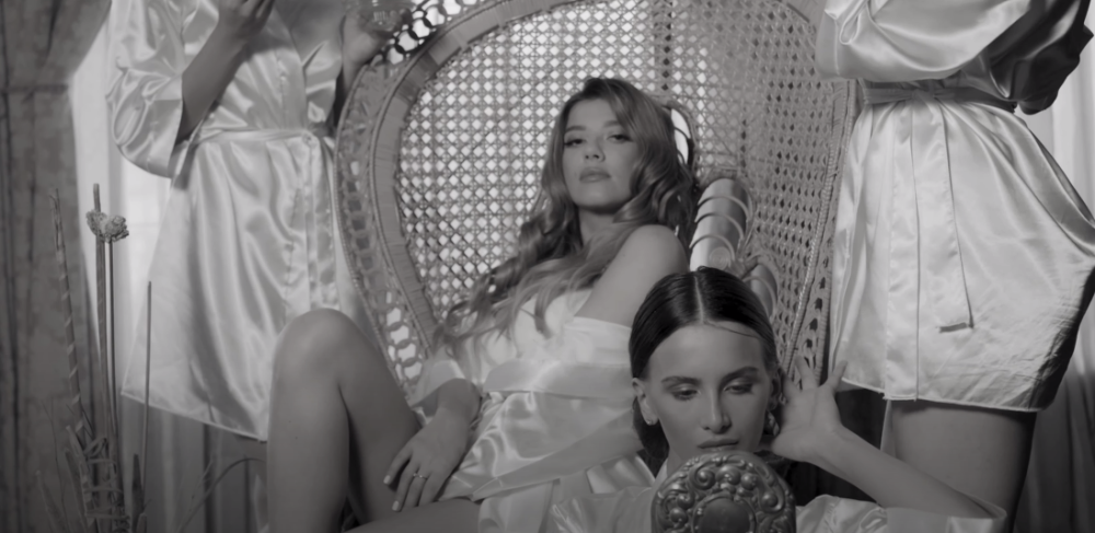 Novi spot golišave Kije Kockar mami grešne misli: Đaniju zbog negližea koleginice nije bilo dobro! (VIDEO)