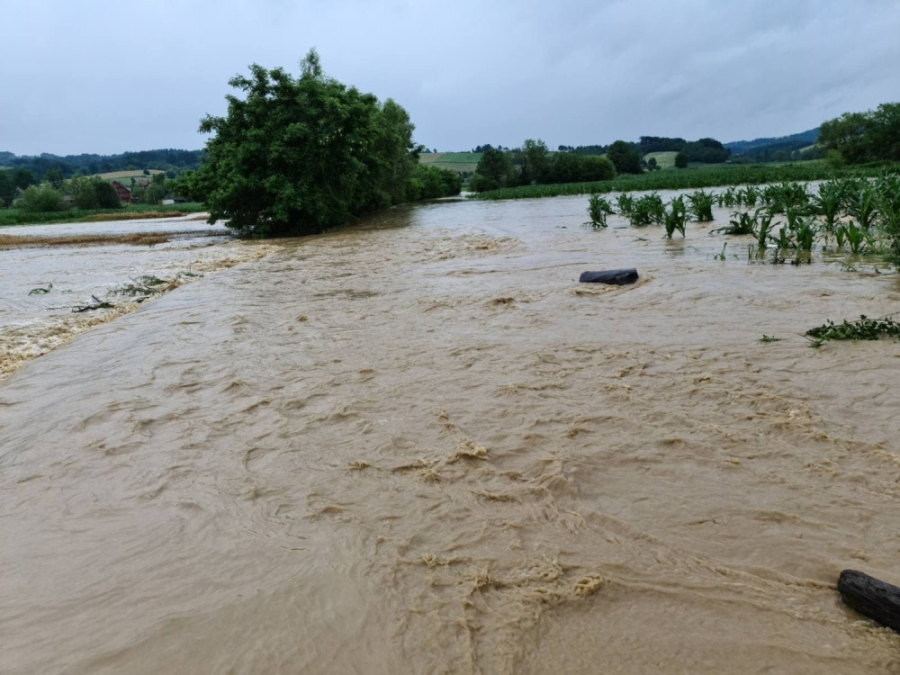 Nivo vode i dalje se ne smanjuje, meštani van sebe: "Sve nam je potopljeno i njive i štale, sve..." (FOTO)
