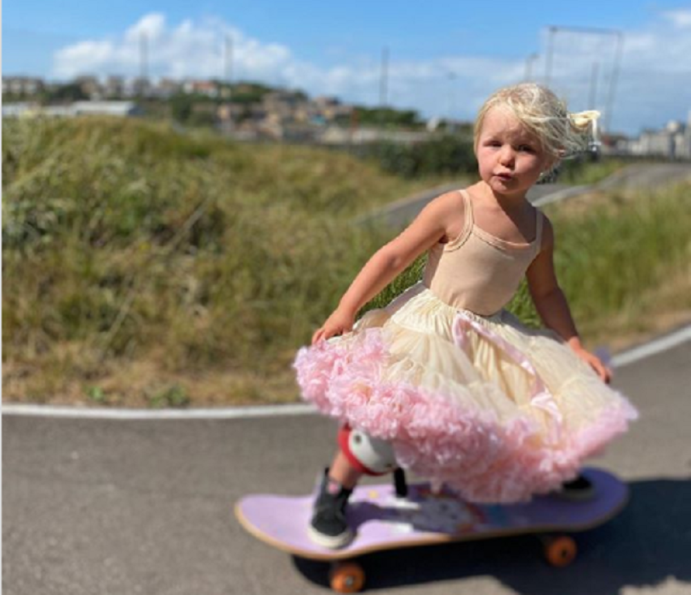 Mala devojčica vozi skejt kao velika - prava kraljica (FOTO/VIDEO)
