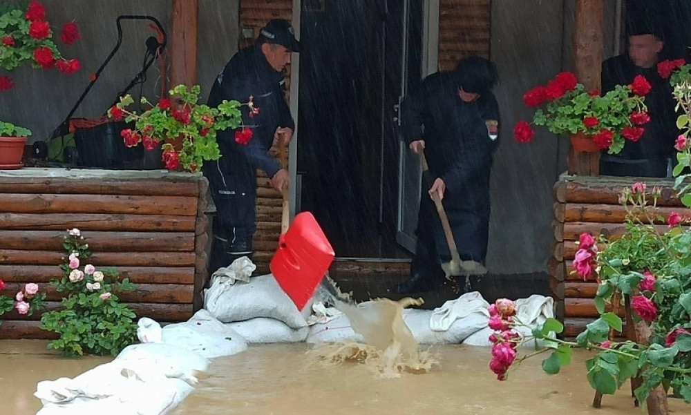 Postavljaju džakove sa peskom, vodu izbacuju iz domova i dvorišta naših građana (FOTO)