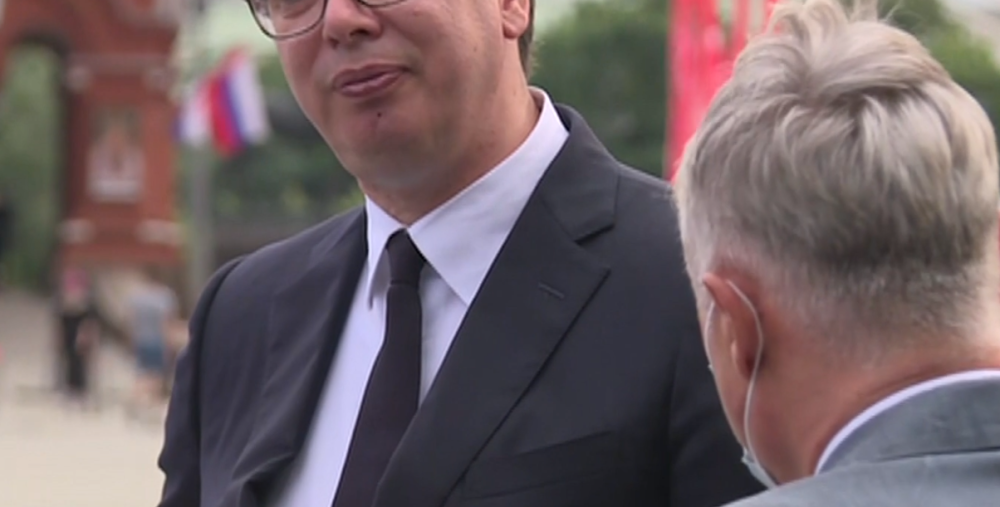 Poznati Srbin prekinuo predsednika Vučića na Crvenom trgu, a onda je usledio odgovor: Pusti sad to... (FOTO)