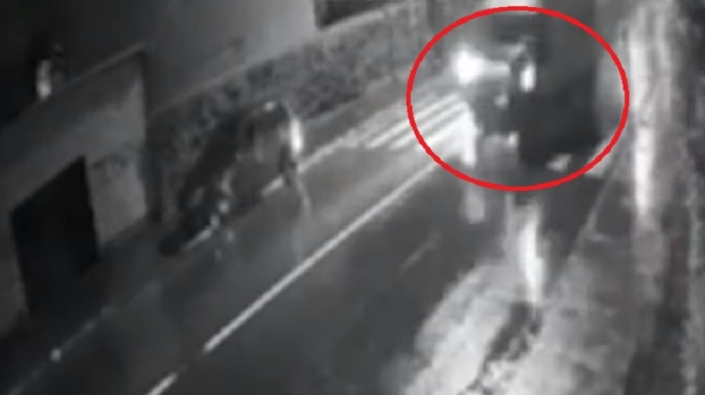 Kamera uhvatila trenutak pogibije, vozač sa preko 100 na sat usmrtio pešaka!