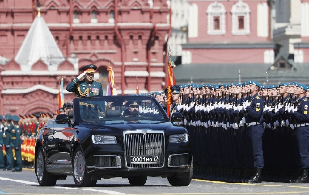 Svi gledali u crnu limuzinu od 140.000 evra, Šojgu se s ponosom provozao opasnom ruskom mašinom