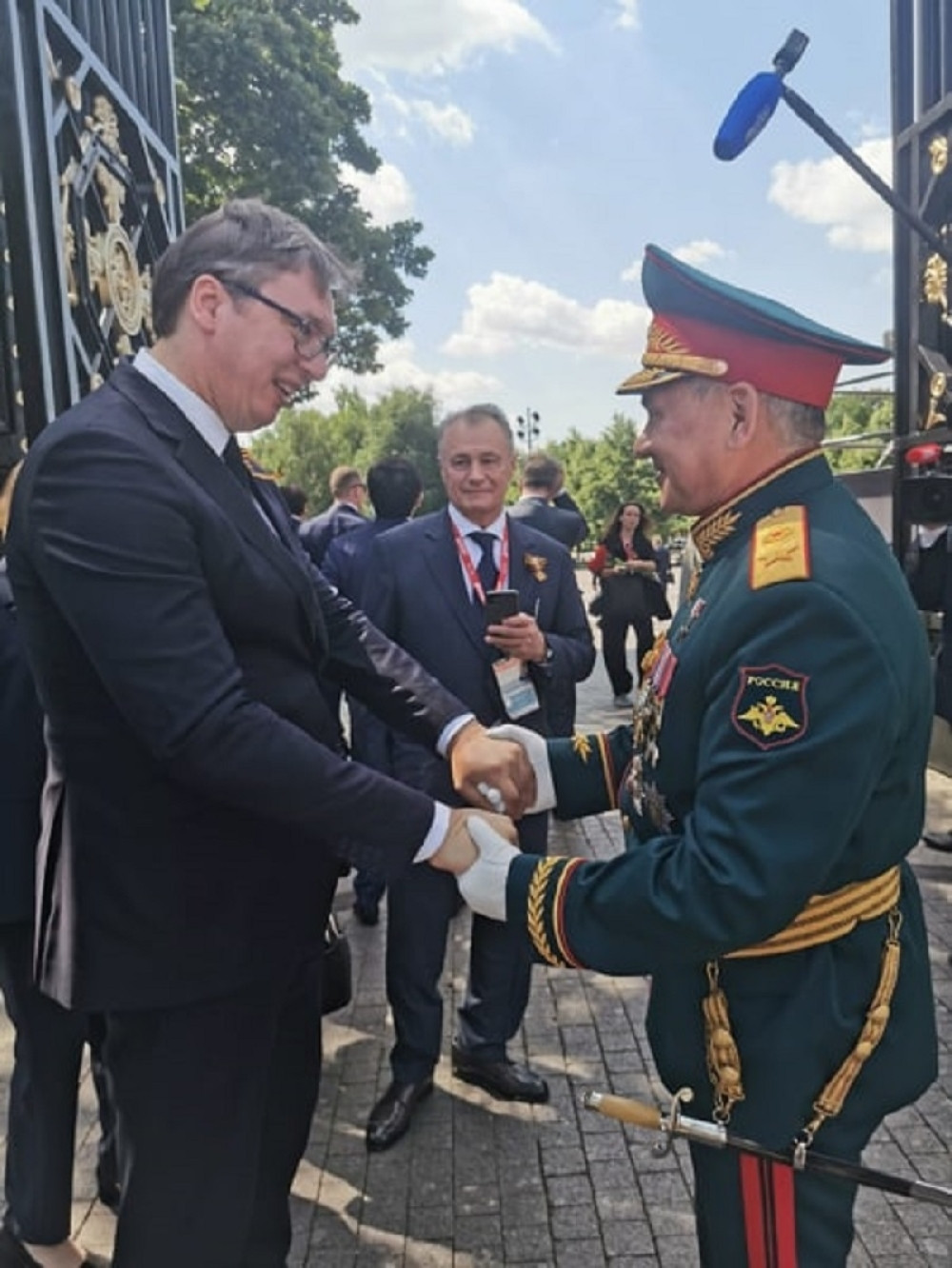 Vučić i Šojgu svojim gestom pokazali koliko se poštuju: Srdačno rukovanje, pa snažan zagrljaj (FOTO)