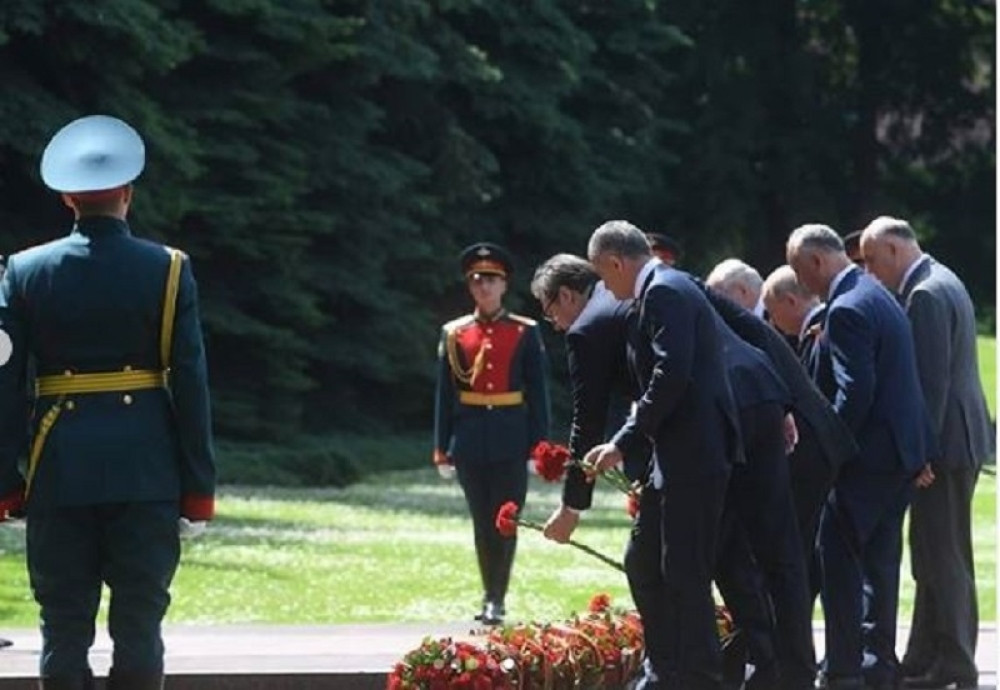 Vučić položio cveće na Spomenik neznanom junaku u Moskvi