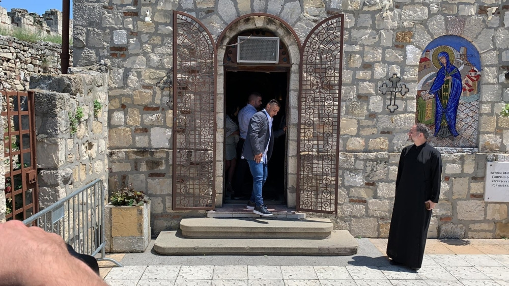 Na izlazu iz crkve Darko Lazić ispoštovao ritual koji praktikuju mnogi vernici!