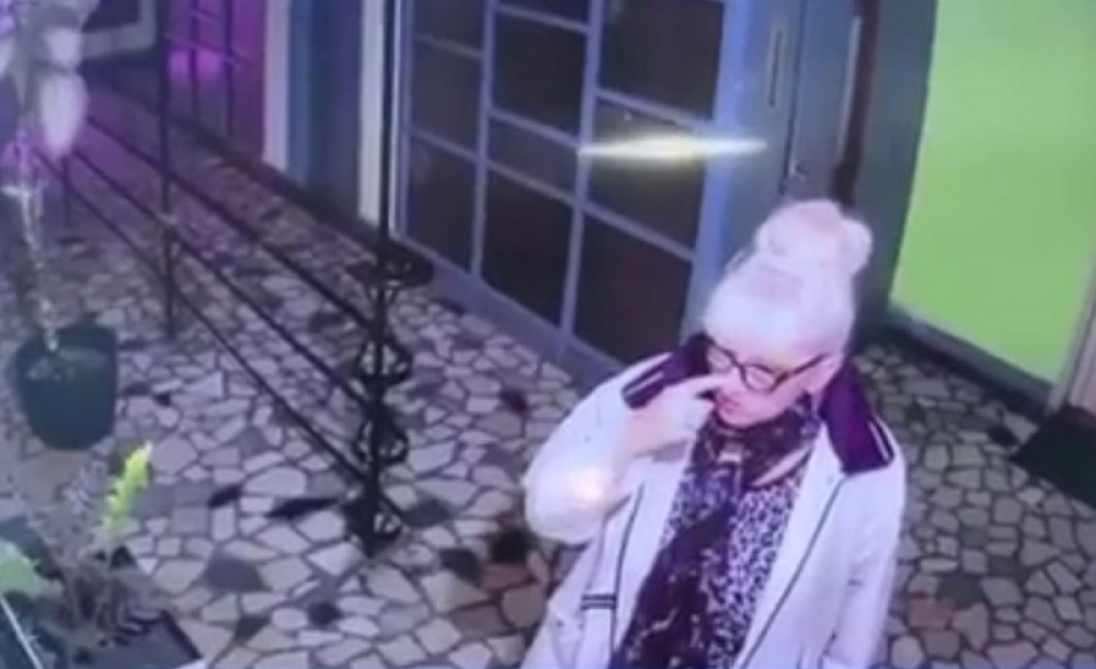 U zgradi na Novom Beogradu snimljena mistična žena koja neprestano čini sramnu stvar, a sve to zbog novca (FOTO/VIDEO)