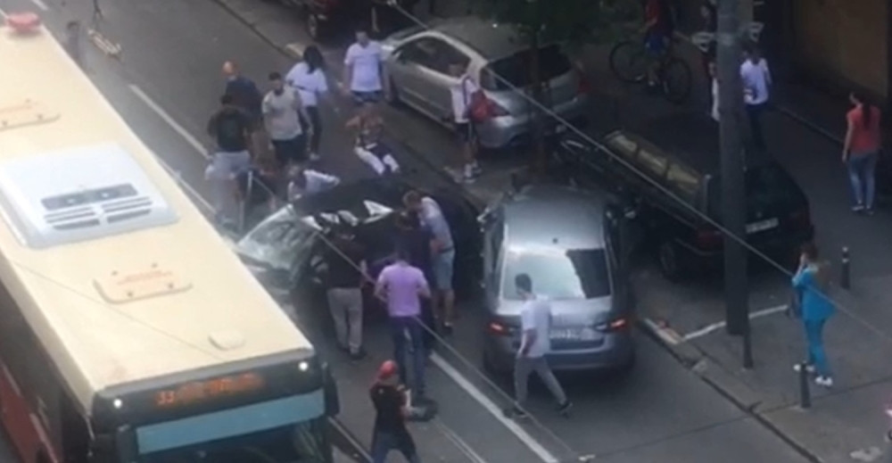 Hitna pomoć i policija su na terenu, prolaznici pritrčali u pomoć (FOTO)