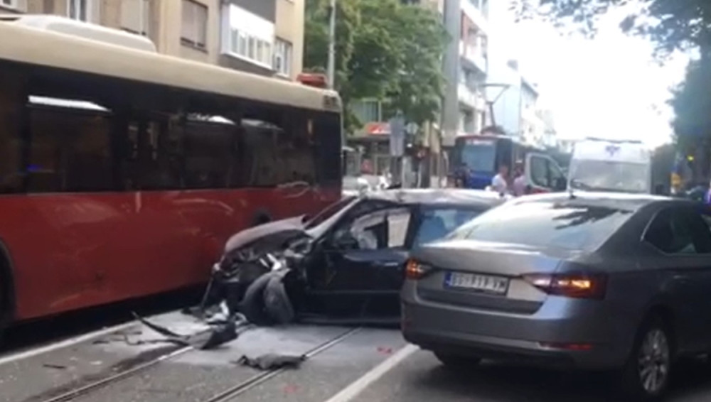 Autobus priklještio ženu, vatrogasci spasavaju vozača
