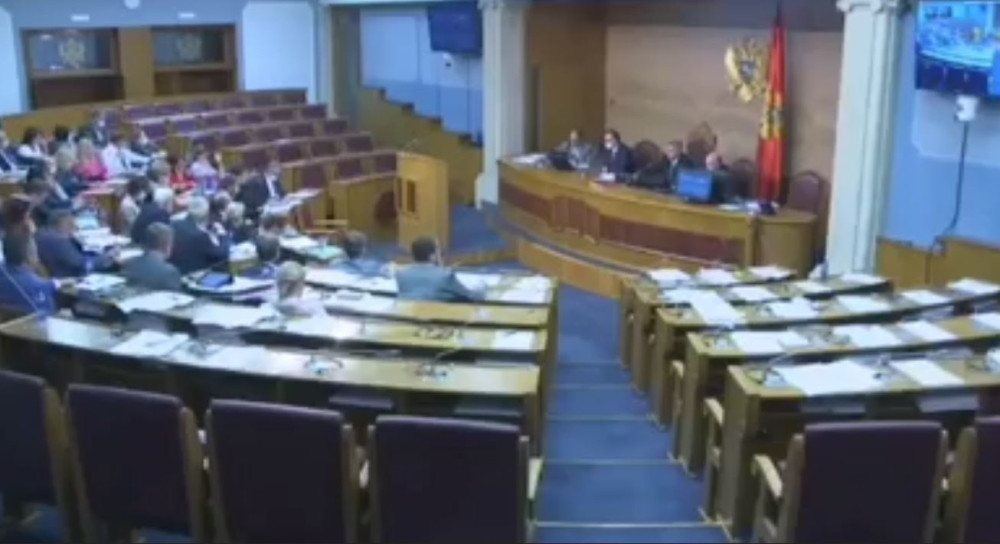 Milovi poslanici redom glasali ZA, a onda je jedan uzviknuo: Ljudi, to je predlog opozicije... (FOTO/VIDEO)