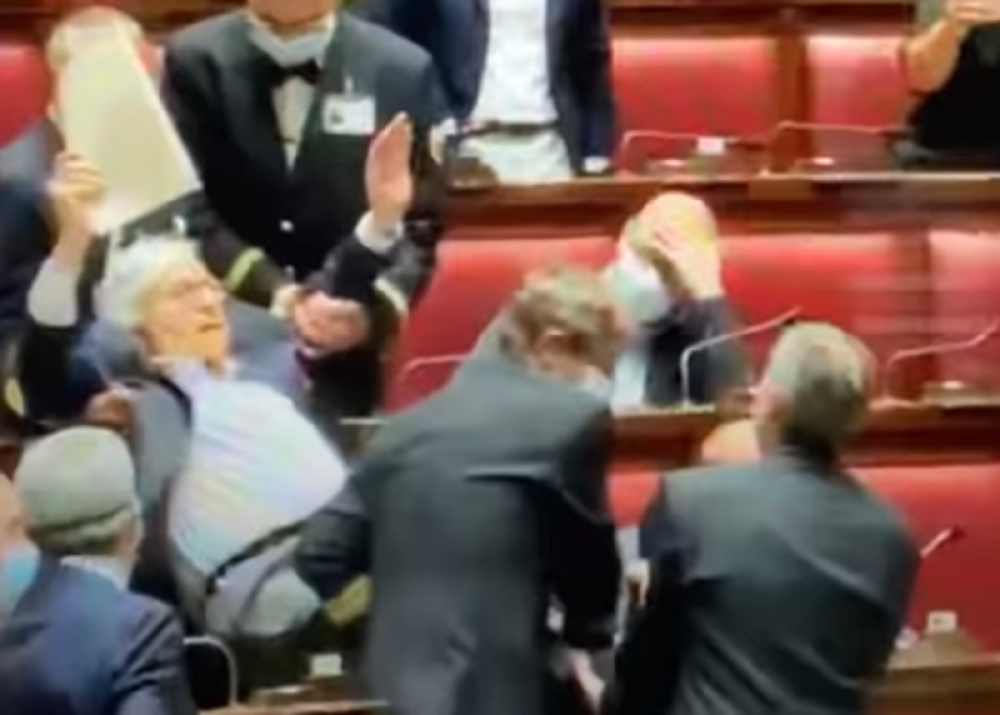 Problematičnog poslanika izneli iz parlamenta (VIDEO)