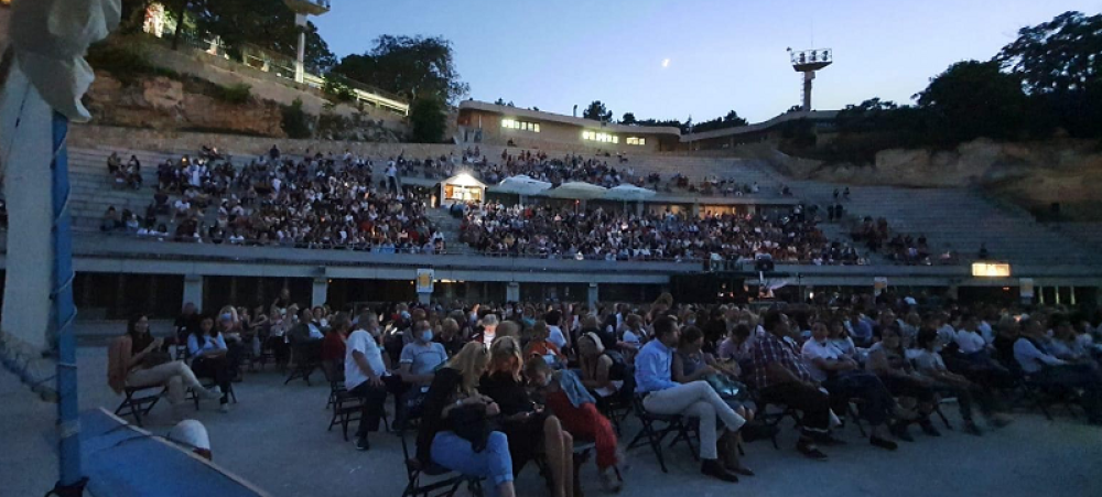 Na Tašmajdanu održan neviđeni spektakl: Počeo je mjuzikl "mama Mia" u izvedbi pozorišta na Terazijama! (VIDEO)