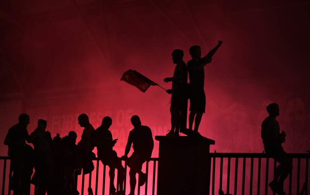 Navijači Liverpula uzdrmali Englesku šokantnim snimkom, šmrkao drogu sa policijske kape! (VIDEO)