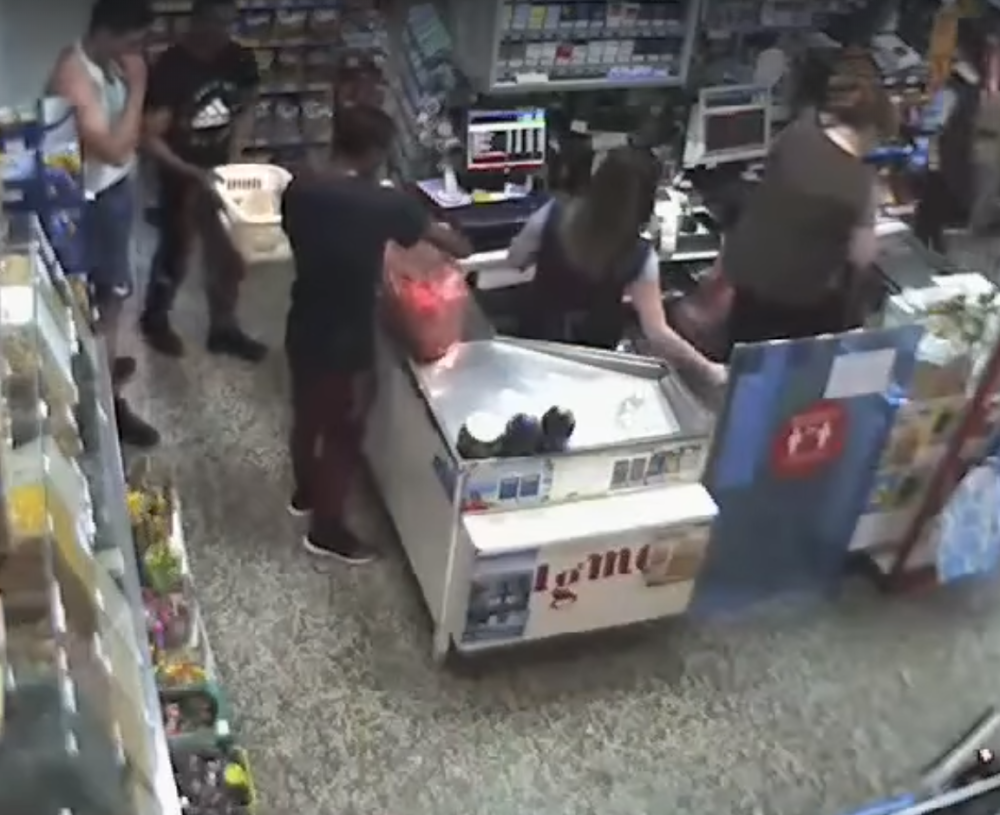 Sve je delovalo kao obična kupovina, međutim sekund kasnije prodavačice su prisustvovale jezivoj sceni! (VIDEO)