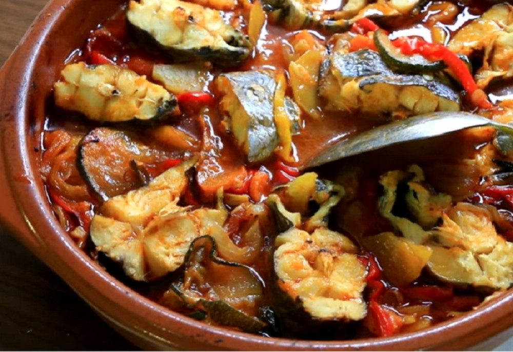 Vidovdanska trpeza: Ukusna riba u povrću (VIDEO RECEPT)