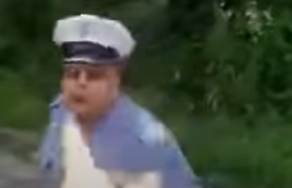 Primitivni policajac je na ovaj način završio raspravu sa vozačem (VIDEO)