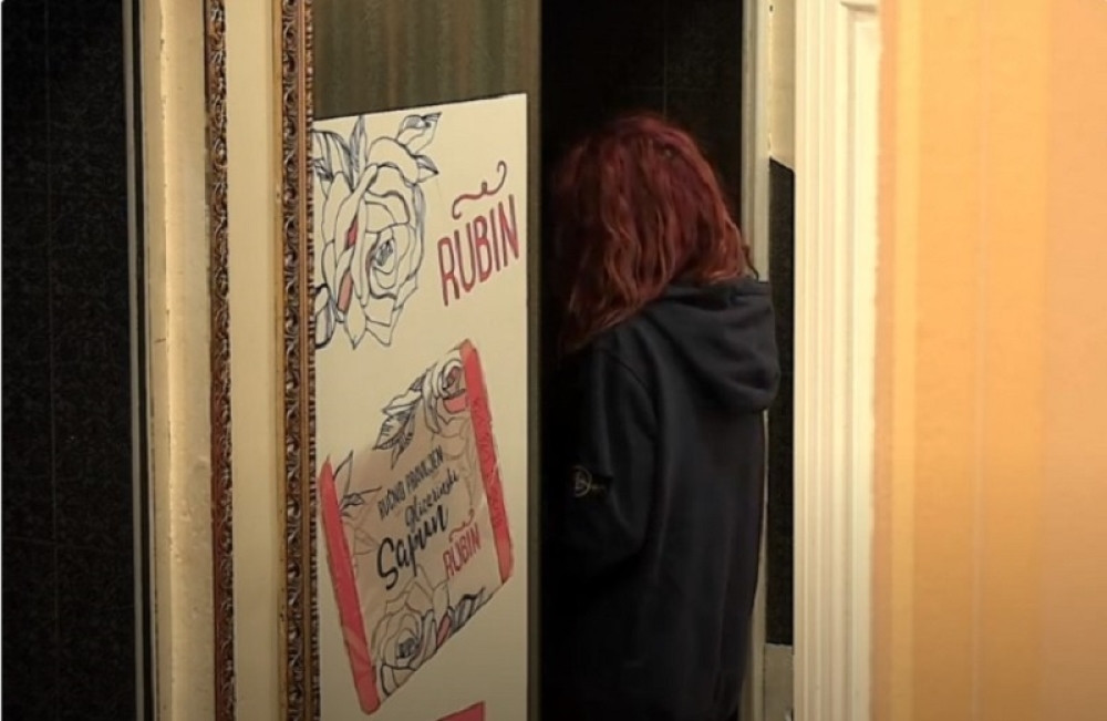 Trojka u tuš kabini! Alberto Galorini završio sa obe u toaletu