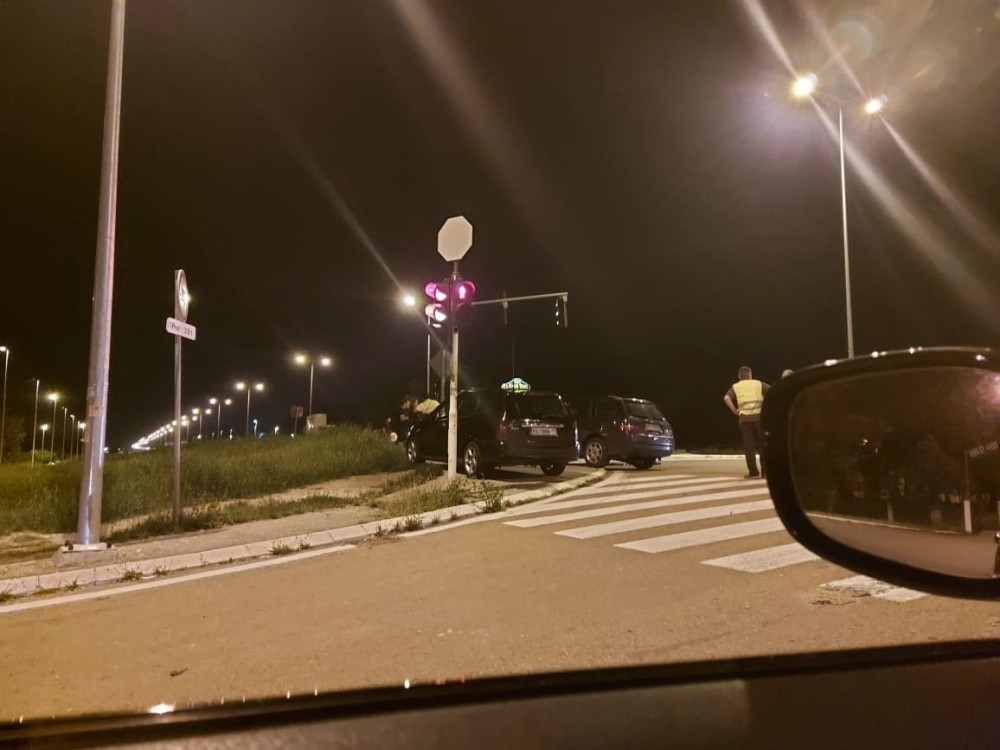 Pet mladića i devojka očajni pored uništenog vozila (FOTO+VIDEO)