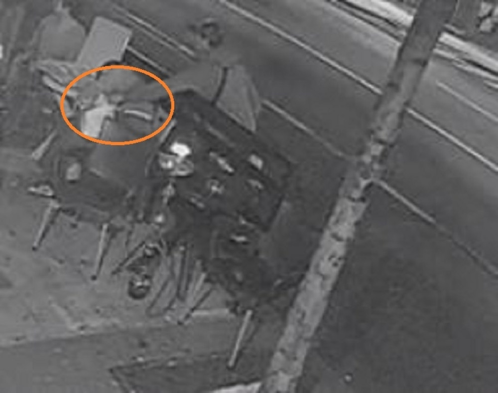 Devojka otišla u toalet, a onda su se stvorili migranti, jedan je zatražio upaljač, a drugi prišao s leđa (FOTO/VIDEO)