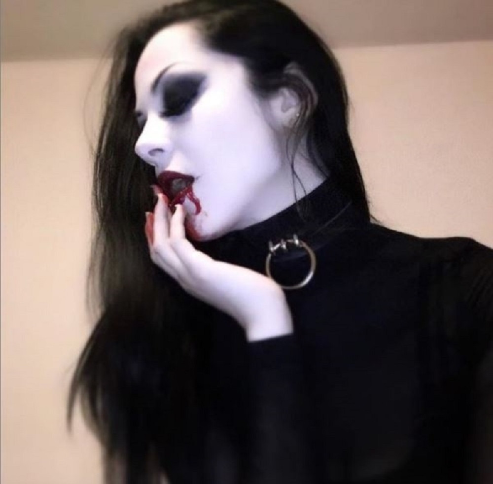 "Imam 600 godina i volim da pijem ljudsku krv"