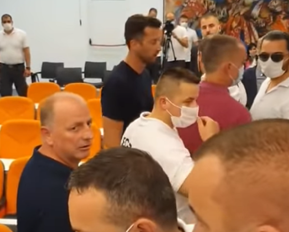 Milovi privatni batinaši bacili suzavac i isterali skupštinsku većinu iz sale (VIDEO)