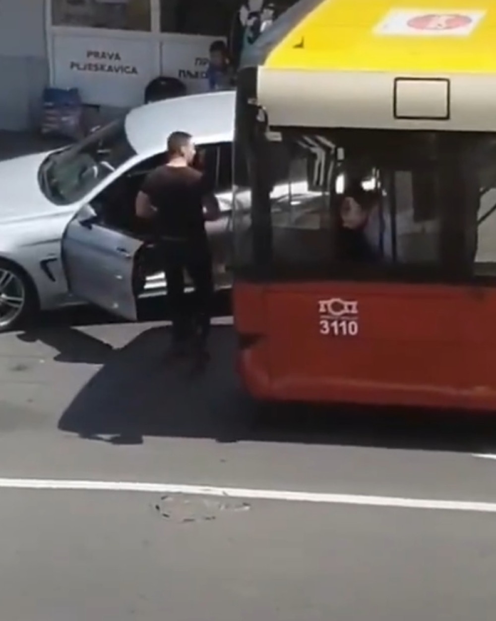 Odvratna i neukusna predstava u centru Beograda, bahati muškarac trenirao strogoću nad nedužnim narodom! (VIDEO)