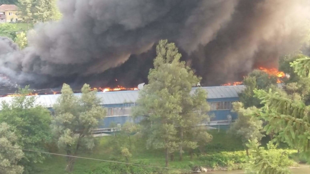 Veliki požar u Priboju, vatra zahvatila celu fabriku - situacija kritična! (FOTO)