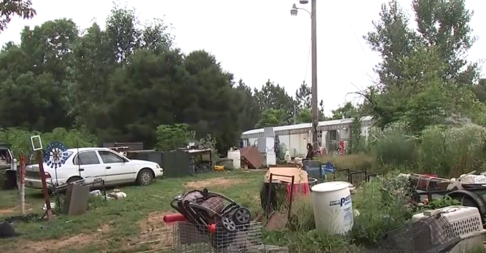 Pronašli kuću punu droge i oružja i dete zarobljeno u kavezu (VIDEO)