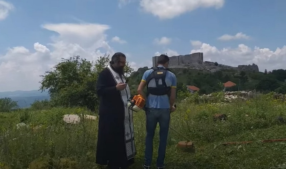 Vladika ga zaustavljao, on konačno popustio i uzvratio simbolom! (VIDEO)