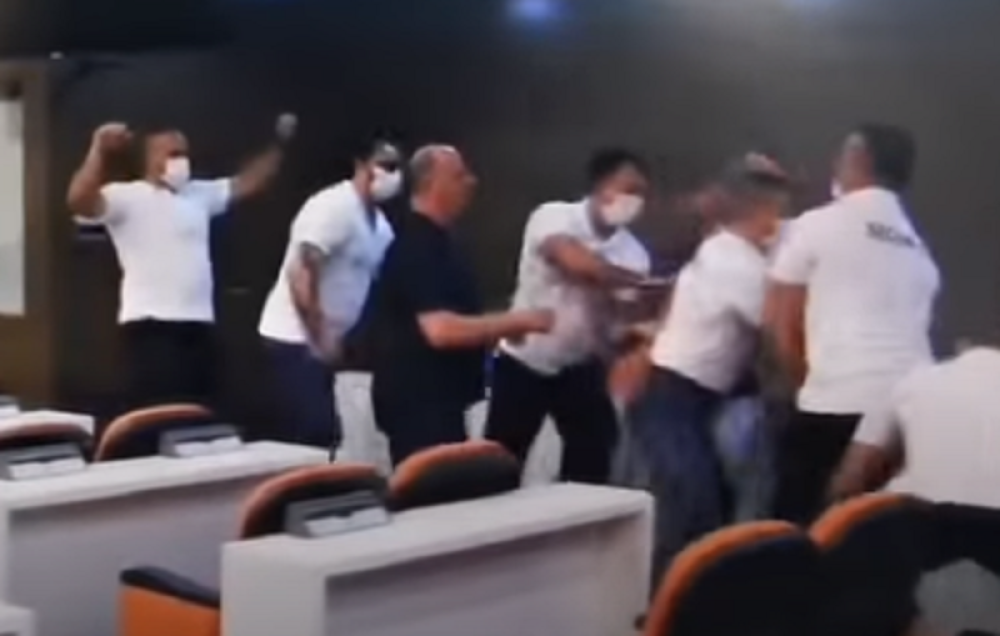 Prvo batine, a zatim suzavac na odbornike! Brutalno prebijeni i izbačeni iz skupštine (VIDEO)
