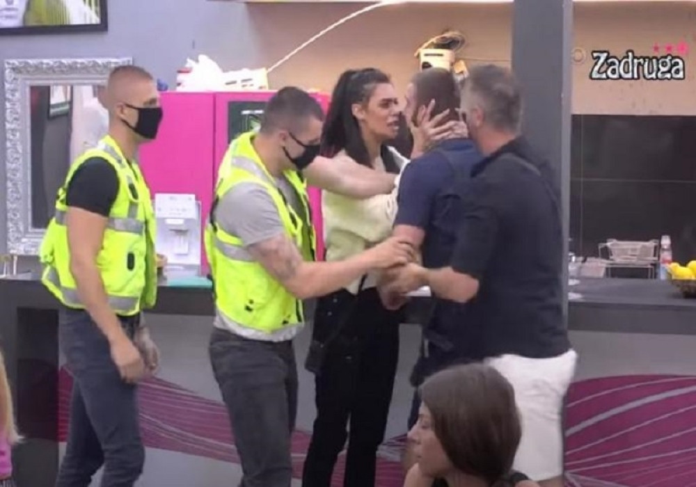 Mensur poludeo: Baca, lomi, vrišti i ruši sve pred sobom! (VIDEO)