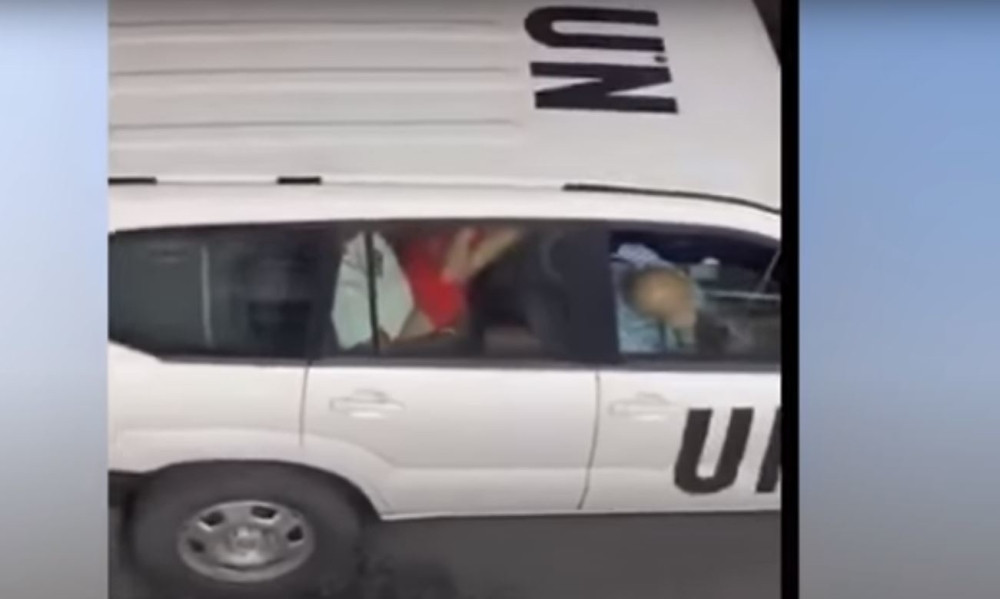 Delegacija UN orgijala usred grada, žena u crvenoj haljini zaskočila muškarca, ostali nemo posmatrali (VIDEO)