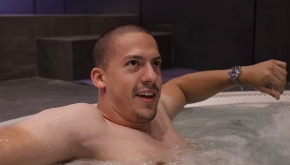 Nakon optužbi za pedofiliju, Baka Prase napadnut zbog korišćenje narkotika