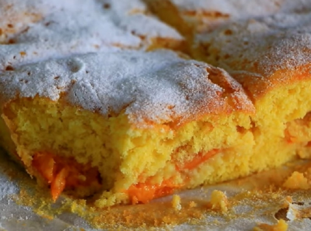 Sočan i vazdušast kolač sa kajsijama i jogurtom (VIDEO RECEPT)