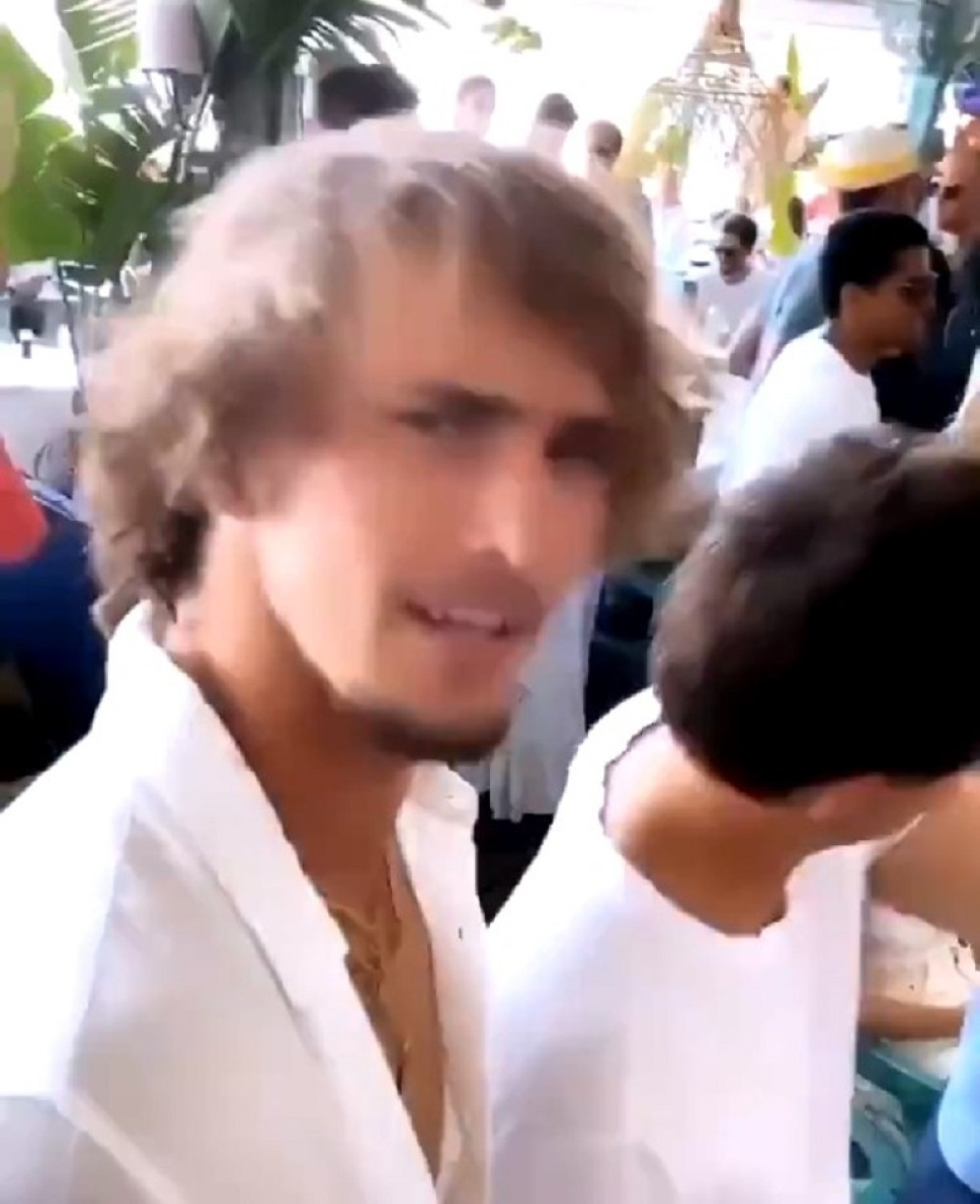 Pre nekoliko dana se izvinjavao, a sad opet puni naslovne, Zverev produžio žurku! (VIDEO)