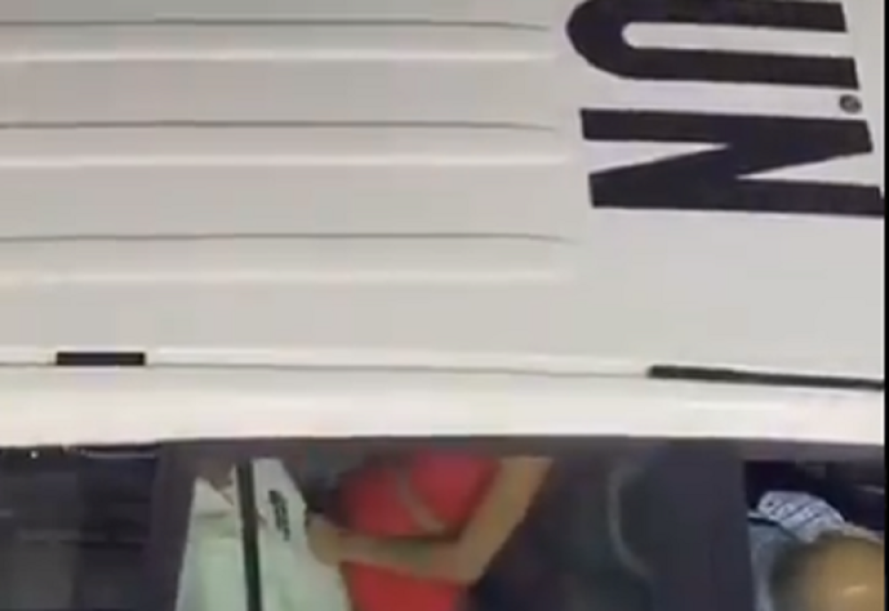 Dohvatili se u službenim kolima UN-a, ona u crvenoj haljini, njemu puca košulja, zvaničnici se tresu od besa! (VIDEO)