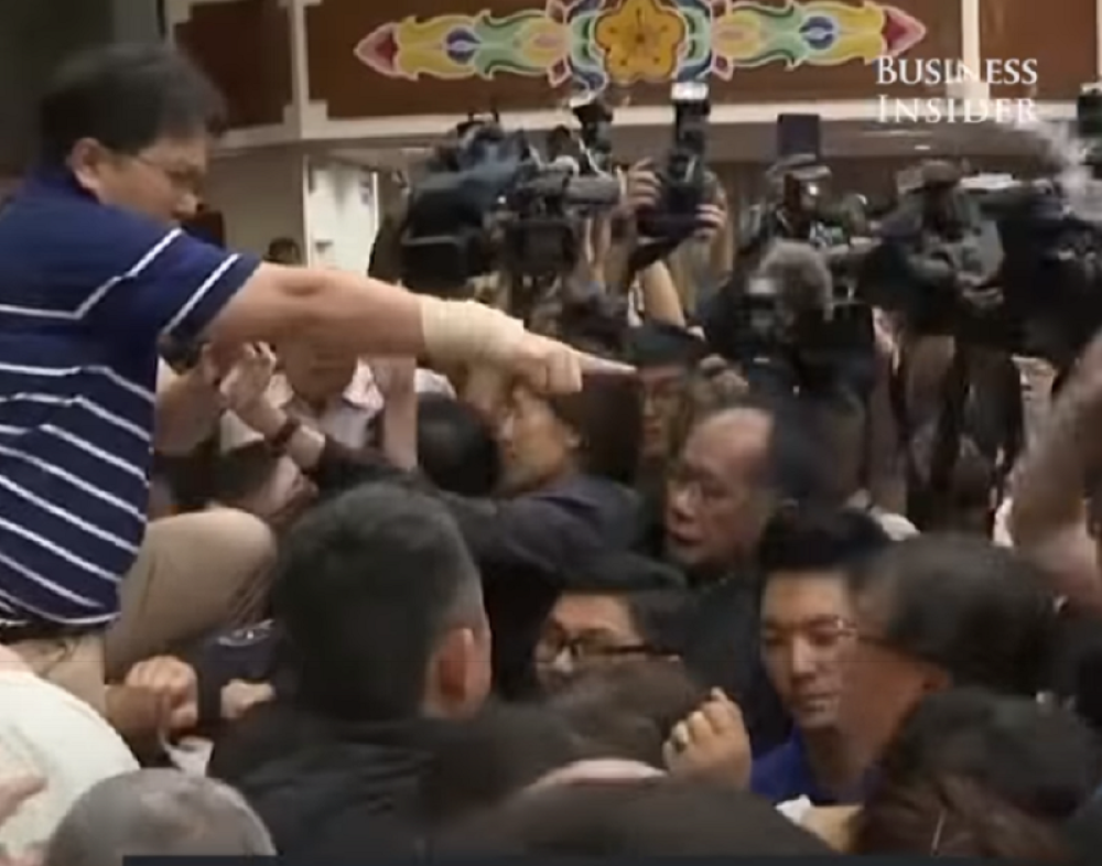 Opozicija zauzela salu, poslanici vlasti se probili kroz kordon! (VIDEO)