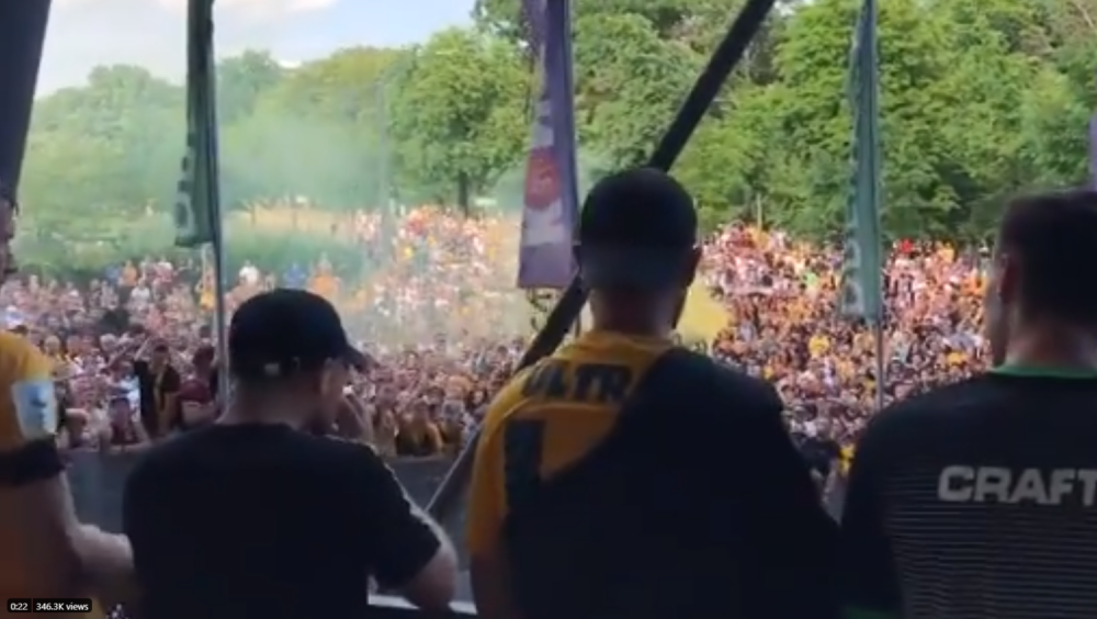 Velikan ispao u treću ligu, a umesto oduzimanje dresa i šamaranje igrača, nestvarne scene! (VIDEO)