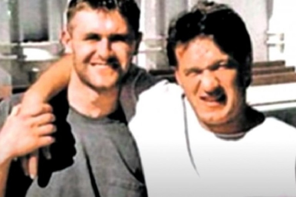 Internetom kruži zajednička fotografija Zemunaca, ali jedan detalj na majicama je svima zapao za oko (FOTO)