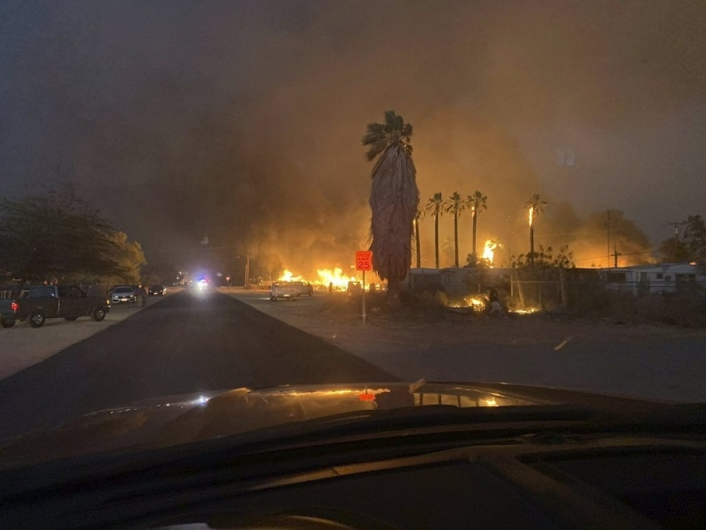 Požar zahvatio Hvar, brzo širenje ne mogu da obuzdaju iz jednog razloga