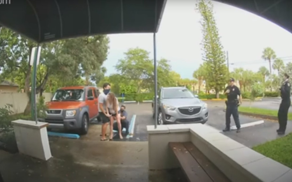 Trudovi su krenuli na parkingu, žena je počela da jauče, a beba je jednostavno krenula napolje! (VIDEO)