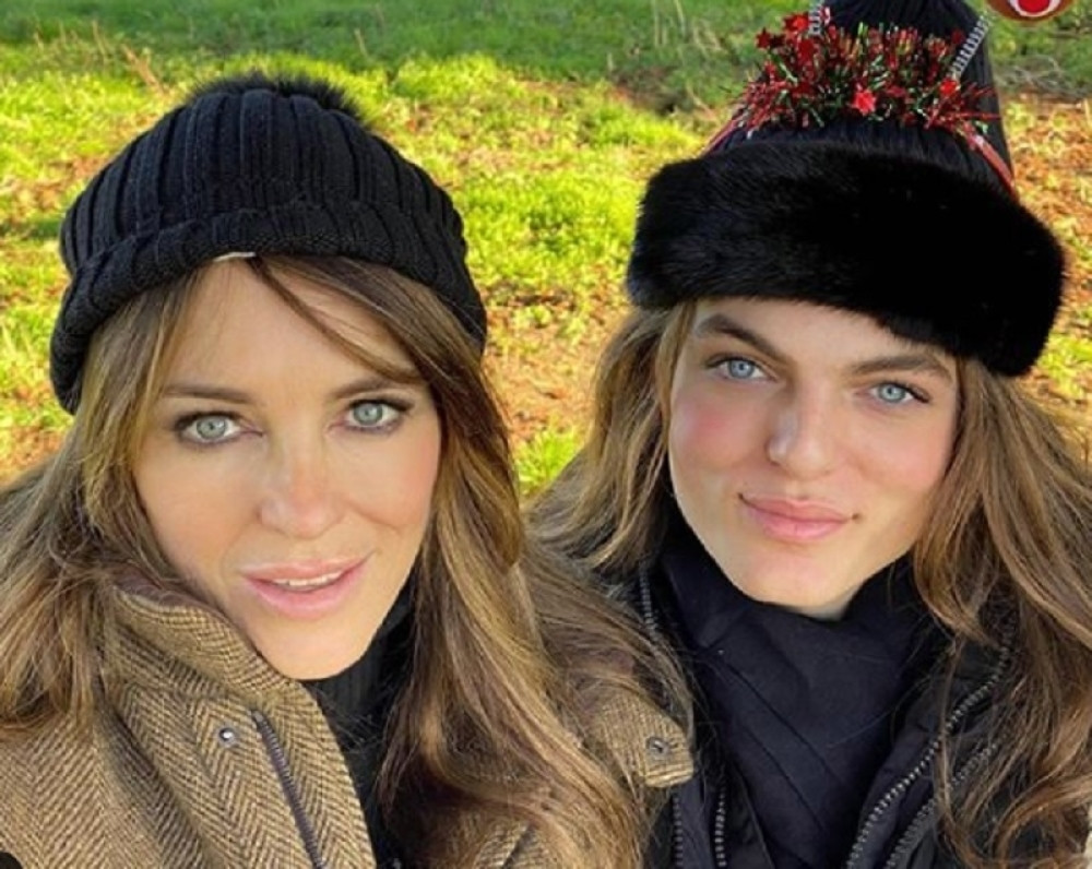 Ovo su majka i sin, a odnos poznate glumice i mladog Damjana nazivaju bolesnim i neprimerenim! (FOTO)