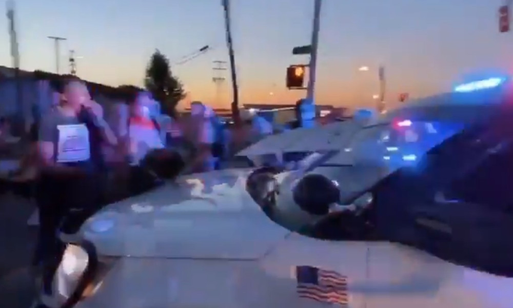 Policijsko vozilo gazilo demonstrante! (UZNEMIRIJUĆI VIDEO)