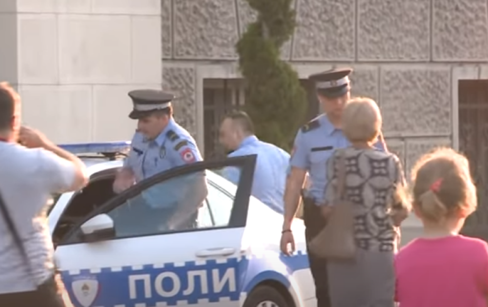 U kanalu pored puta pronađen automobil i telo muškaraca