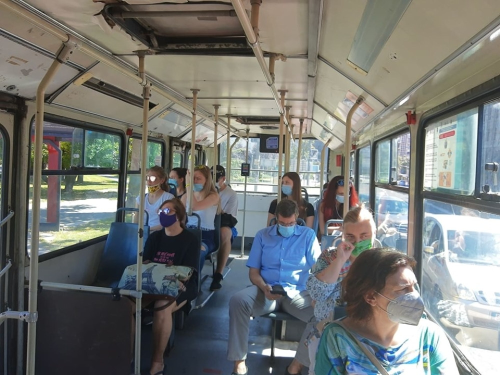 Da li putnici u gradskom prevozu nose maske - odgovor će vas iznenaditi! (FOTO)