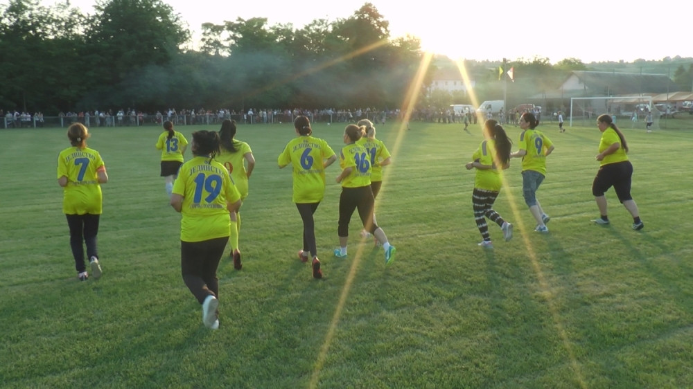 Crnke i plavuše odmerile snage u fudbalu, a pobednice dobile metlu i to zlatnu (FOTO)(VIDEO)