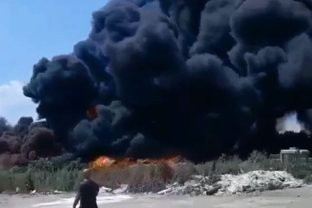Gori požarevačko stovarište, pet vatrogasnih vozila, angažovane cisterne (VIDEO)