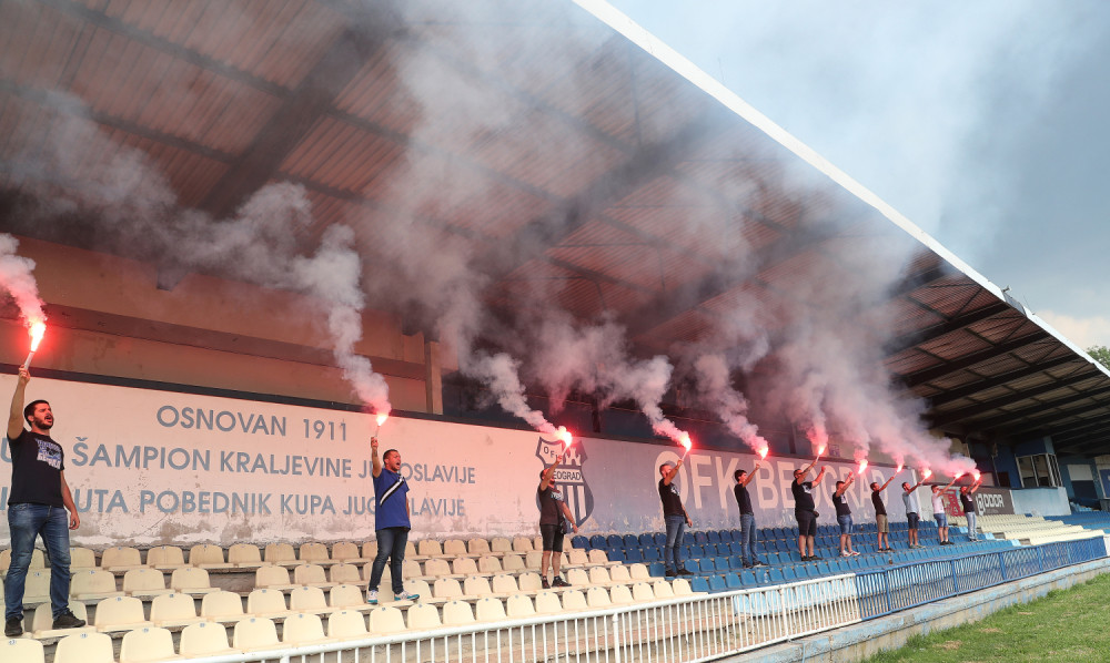 U vreme sahrane Ilije Petkovića, navijači OFK Beograda "zapalili stadion" i razvili transparent o svojoj legendi (FOTO)