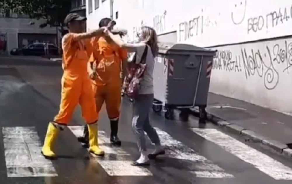 Žena napala radnika "Gradske čistoće" jer je prao ulicu na Zvezdari! (VIDEO)